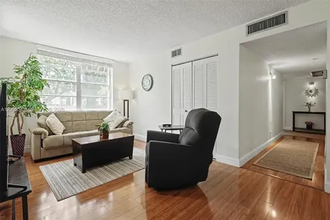 9340 Lagoon Place Davie FL 33324