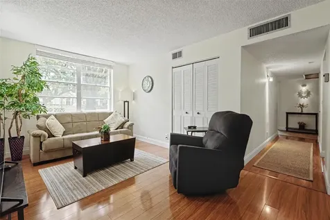 9340 Lagoon Place Davie FL 33324