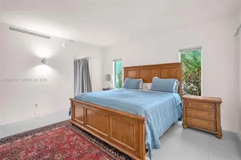1933 S Oak Haven Circle Miami FL 33179