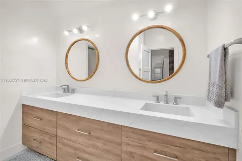 1933 S Oak Haven Circle Miami FL 33179