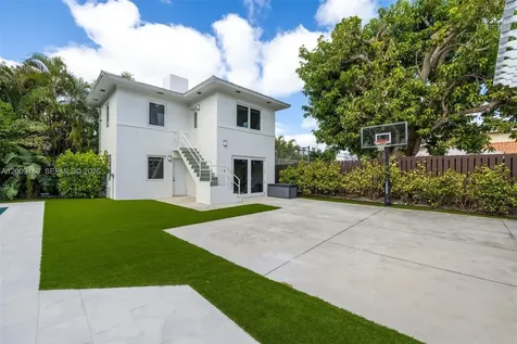 4340 Pine Tree Drive Miami Beach FL 33140