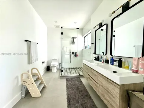 7963 NW 195th Terrace Hialeah FL 33015