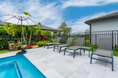 2981 Shortleaf Avenue Oakland Park FL 33311