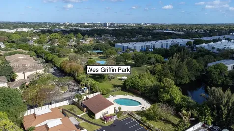 2366 SW 70th Way Davie FL 33317