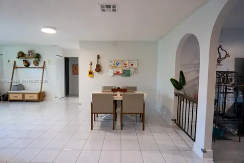 2366 SW 70th Way Davie FL 33317