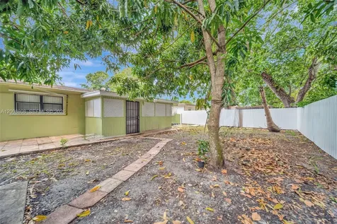 565 NE 160th Street Miami FL 33162
