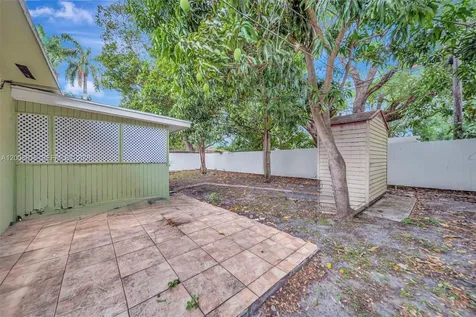 565 NE 160th Street Miami FL 33162