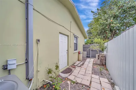 565 NE 160th Street Miami FL 33162