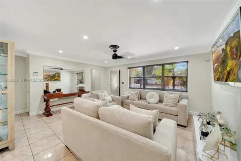 565 NE 160th Street Miami FL 33162