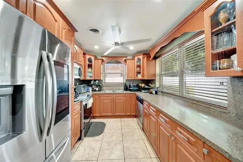 565 NE 160th Street Miami FL 33162