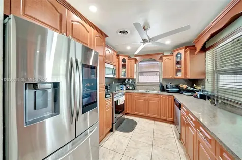 565 NE 160th Street Miami FL 33162