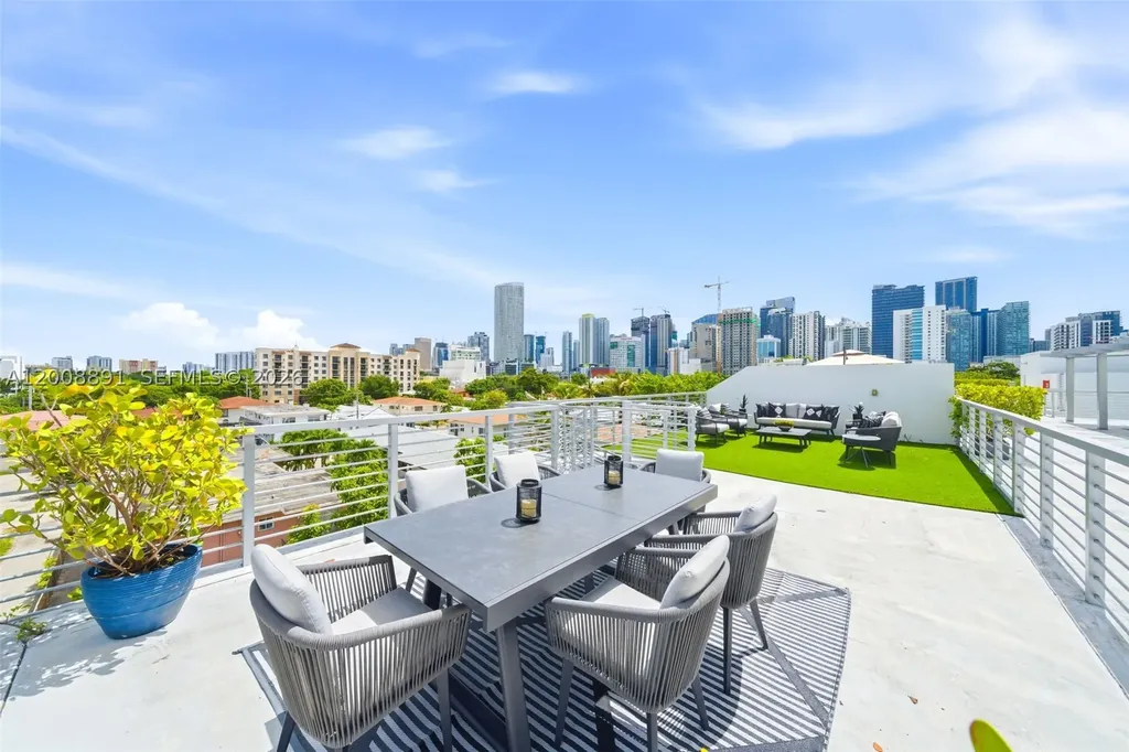 545 SW 11th Street Miami FL 33129