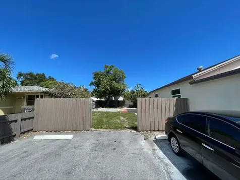 22 NW 14th Avenue Dania Beach FL 33004
