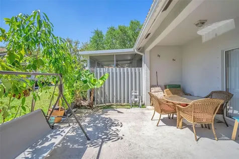 4266 SW 10th Place Deerfield Beach FL 33442