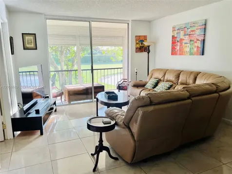 9820 S Hollybrook Lake Drive Pembroke Pines FL 33025