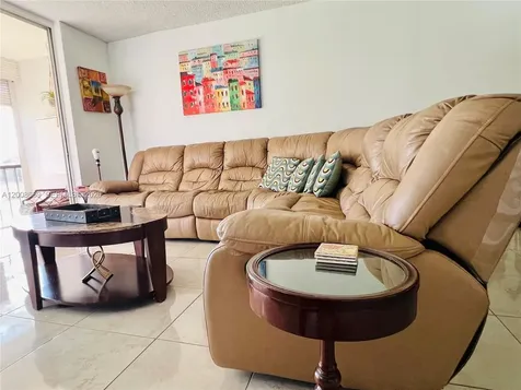 9820 S Hollybrook Lake Drive Pembroke Pines FL 33025