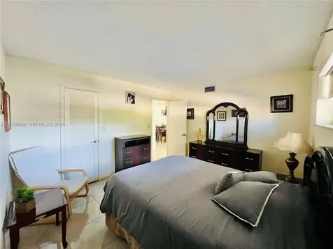 9820 S Hollybrook Lake Drive Pembroke Pines FL 33025