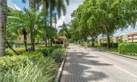 9820 S Hollybrook Lake Drive Pembroke Pines FL 33025