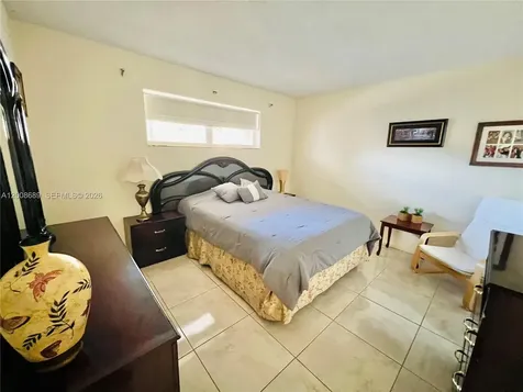 9820 S Hollybrook Lake Drive Pembroke Pines FL 33025