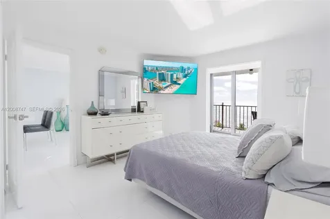 2625 Collins Avenue Miami Beach FL 33140