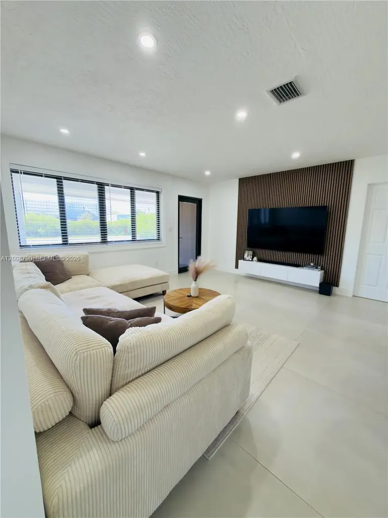 1524 NE 14th Terrace Fort Lauderdale FL 33304