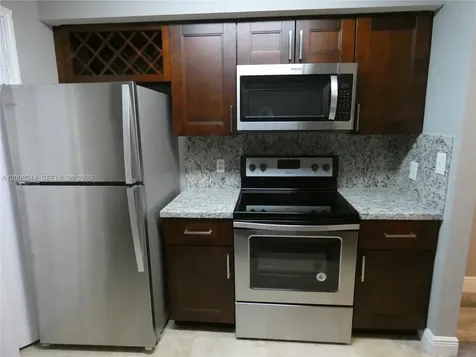 2420 NW 33rd Street Oakland Park FL 33309