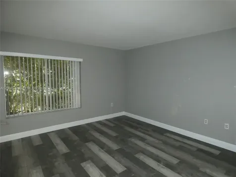 2420 NW 33rd Street Oakland Park FL 33309