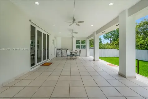 2850 NW 5th Street Miami FL 33125