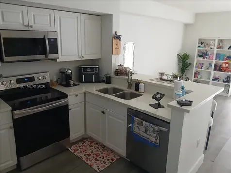 5085 NW 7th Street Miami FL 33126