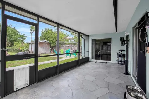 7471 SW 1st Street Margate FL 33068