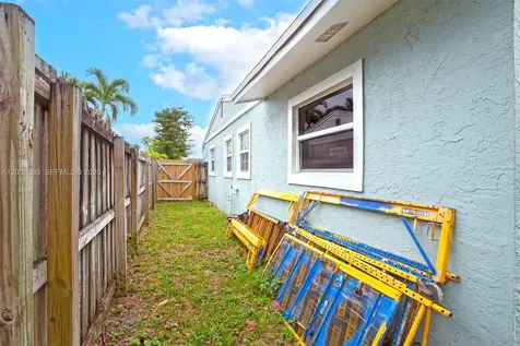 7471 SW 1st Street Margate FL 33068