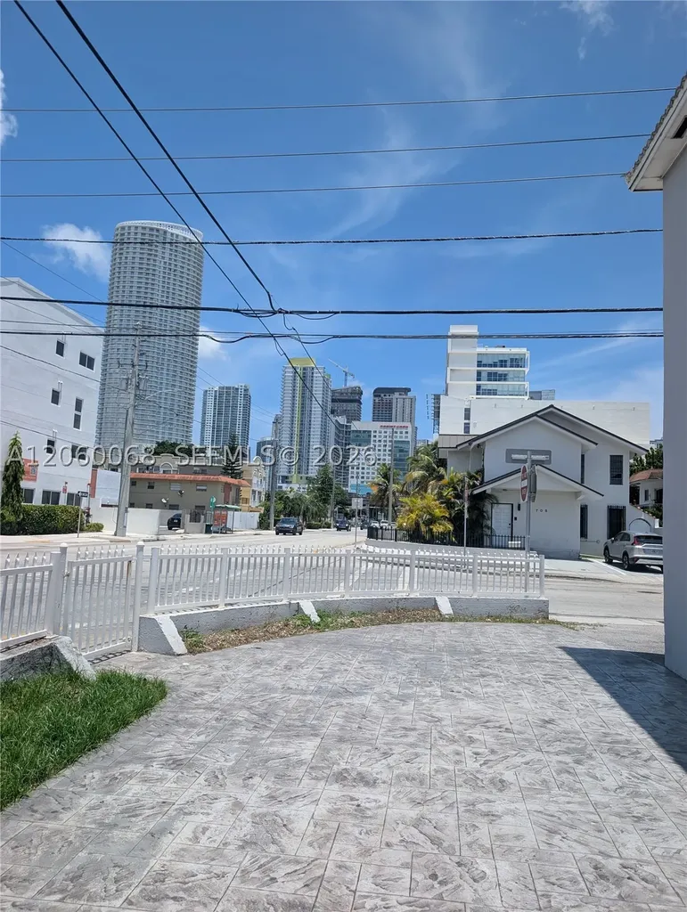 500 SW 7th Street Miami FL 33130