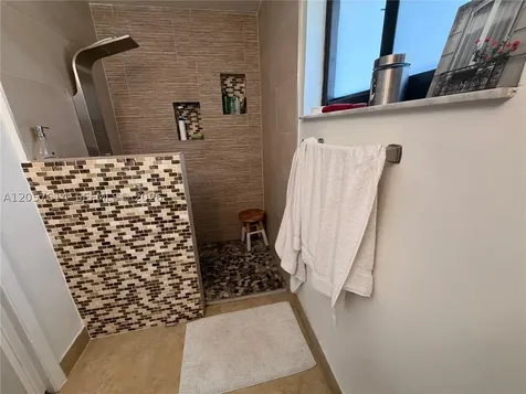 6641 NW 174th Terrace Hialeah FL 33015