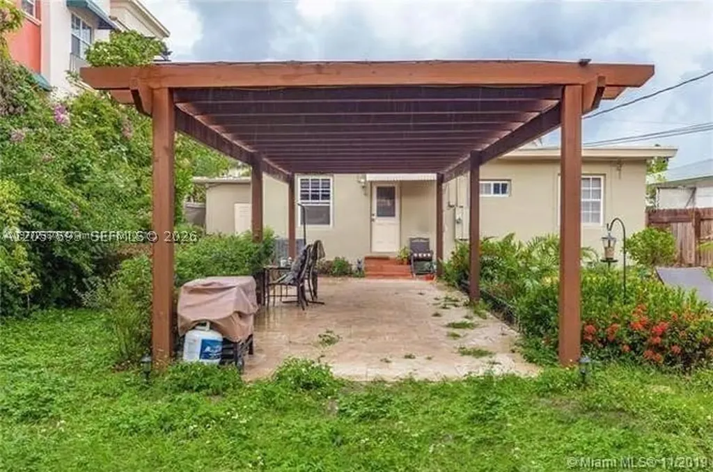 1025 NE 17th Way Fort Lauderdale FL 33304
