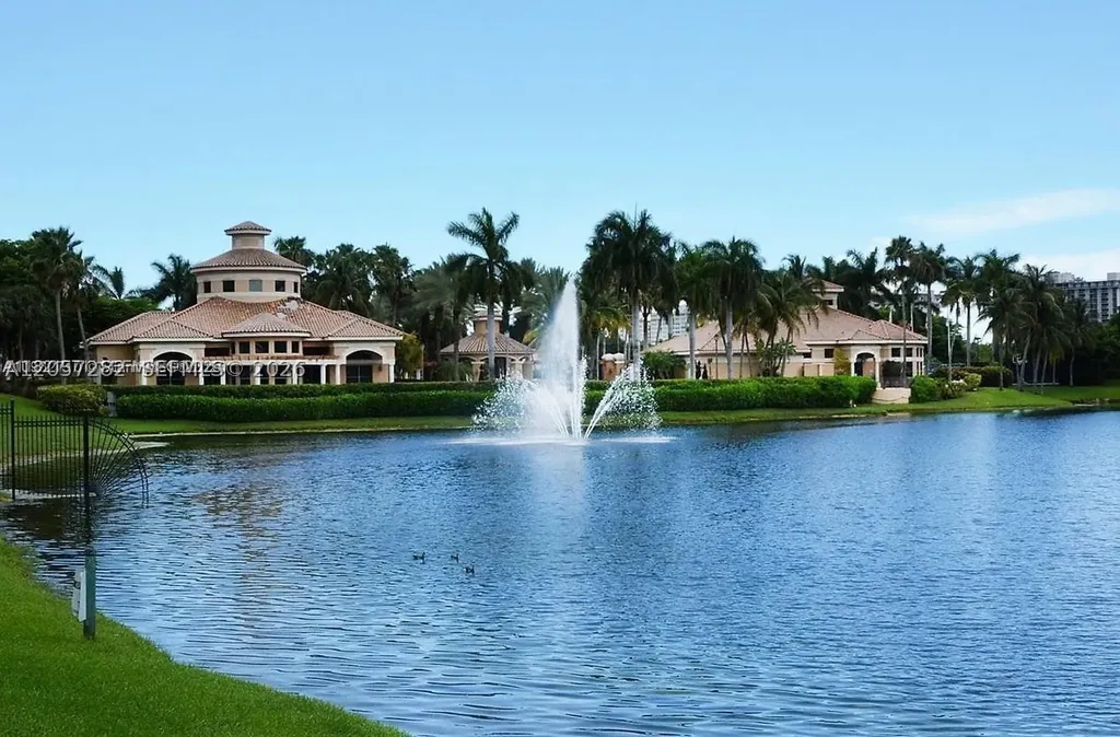 957 N Harbor View Hollywood FL 33019