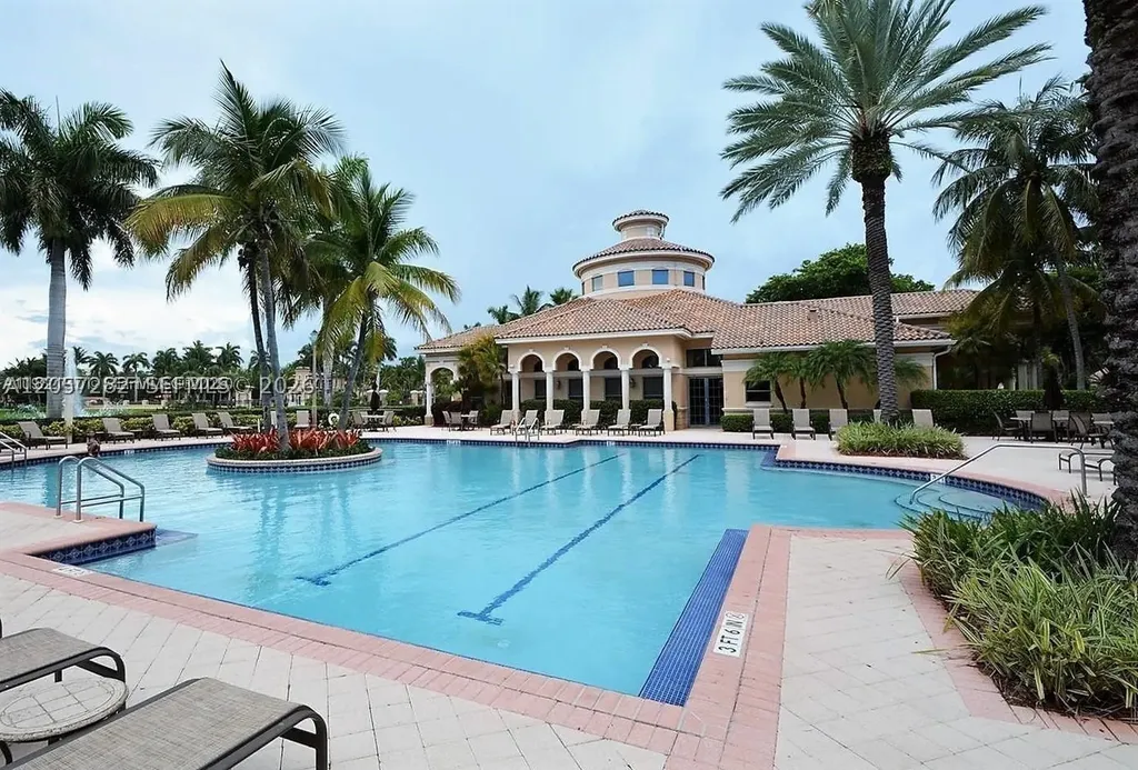 957 N Harbor View Hollywood FL 33019