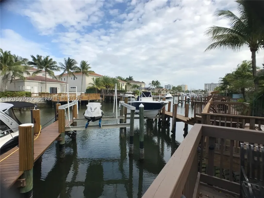 957 N Harbor View Hollywood FL 33019