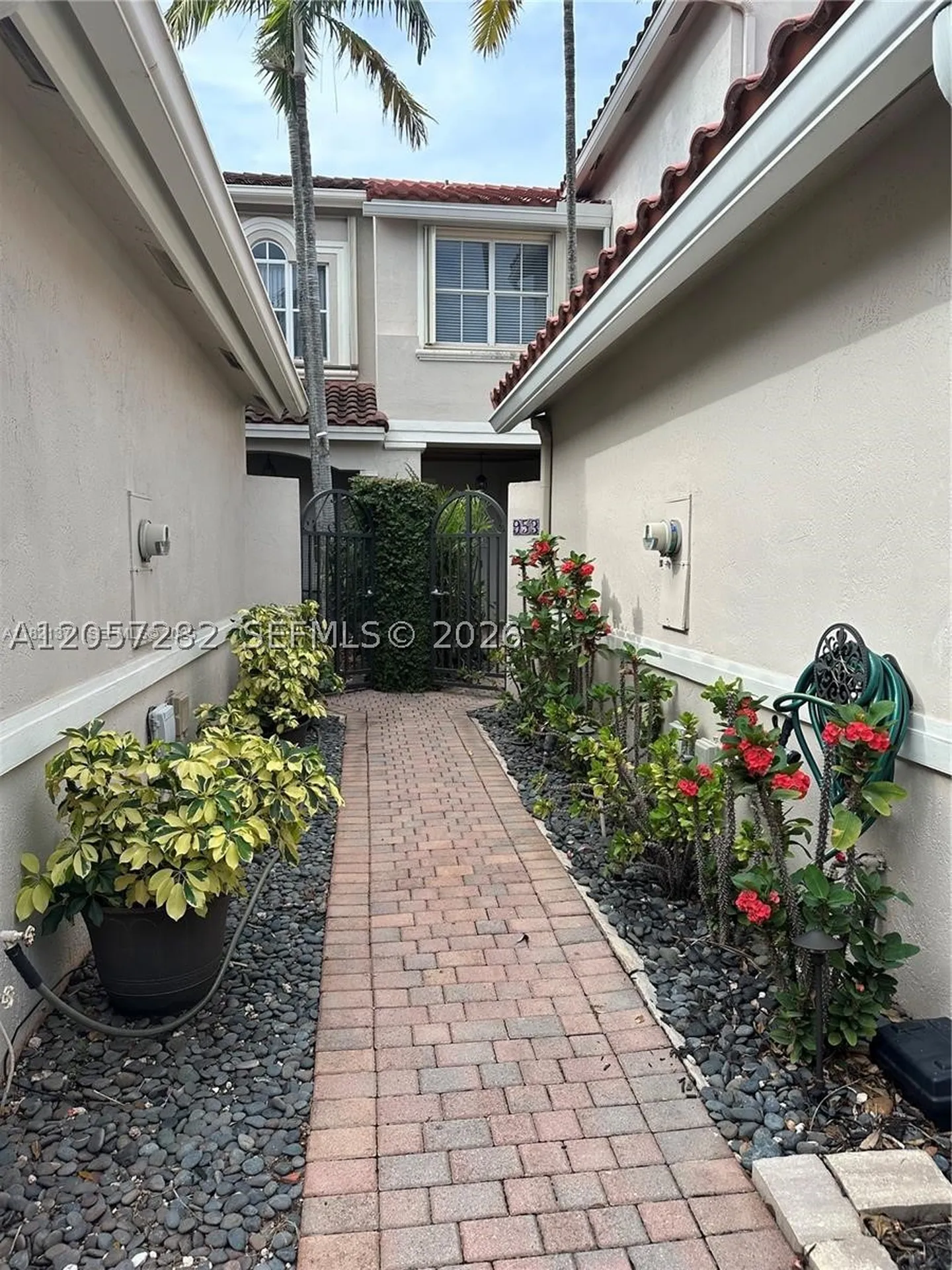 957 N Harbor View Hollywood FL 33019