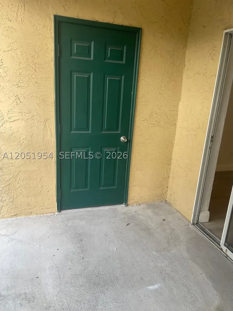 927 Riverside Drive Coral Springs FL 33071