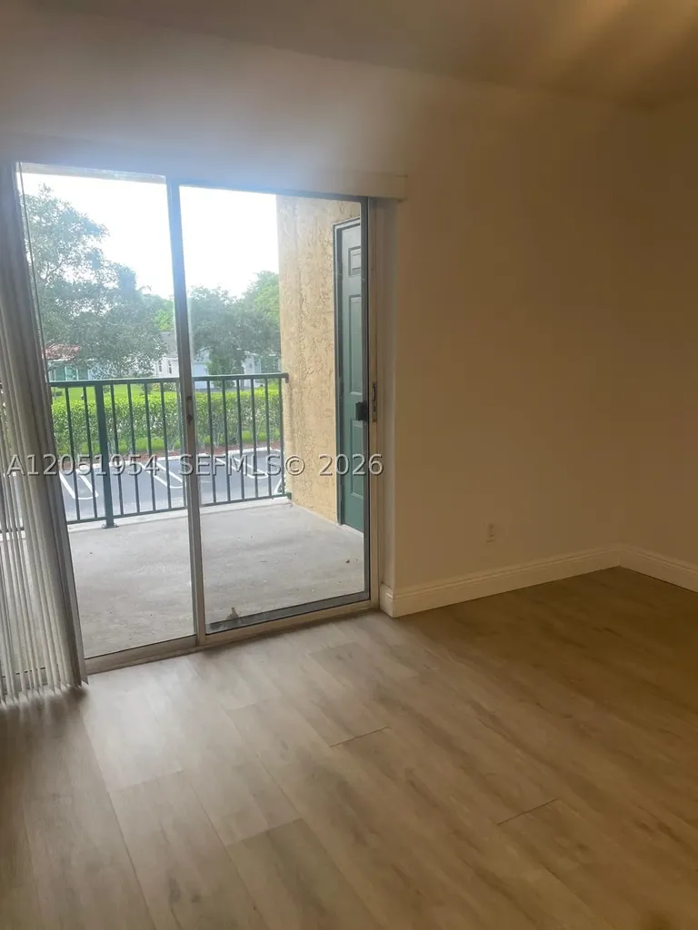 927 Riverside Drive Coral Springs FL 33071