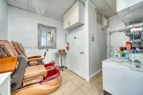 Full Service Beauty Salon Prime Location Close To Sunset Place South Miami FL 33143
