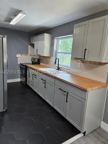 5627 SW 26th Street West Park FL 33023