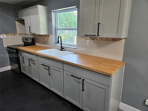 5627 SW 26th Street West Park FL 33023