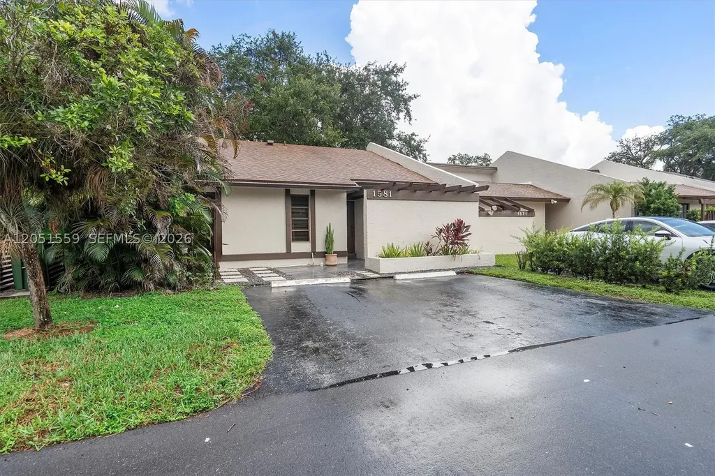 1581 NW 98th Way Pembroke Pines FL 33024