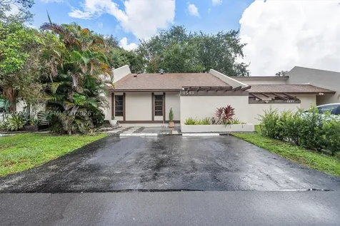 1581 NW 98th Way Pembroke Pines FL 33024