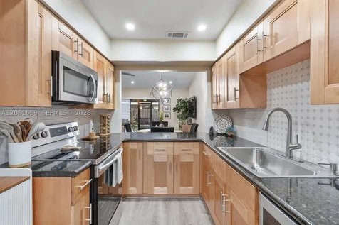 1581 NW 98th Way Pembroke Pines FL 33024