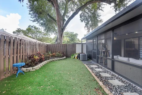 1581 NW 98th Way Pembroke Pines FL 33024