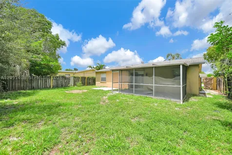 304 SW 77th Avenue North Lauderdale FL 33068