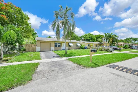 304 SW 77th Avenue North Lauderdale FL 33068