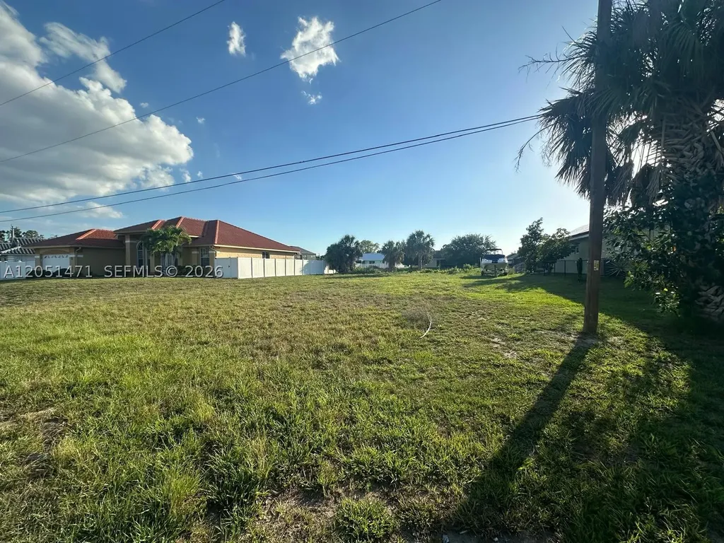 930 SW 8th Place Cape Coral FL 33991